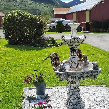 Rodseth Gardsovernatting Hytter Molde Exterior foto